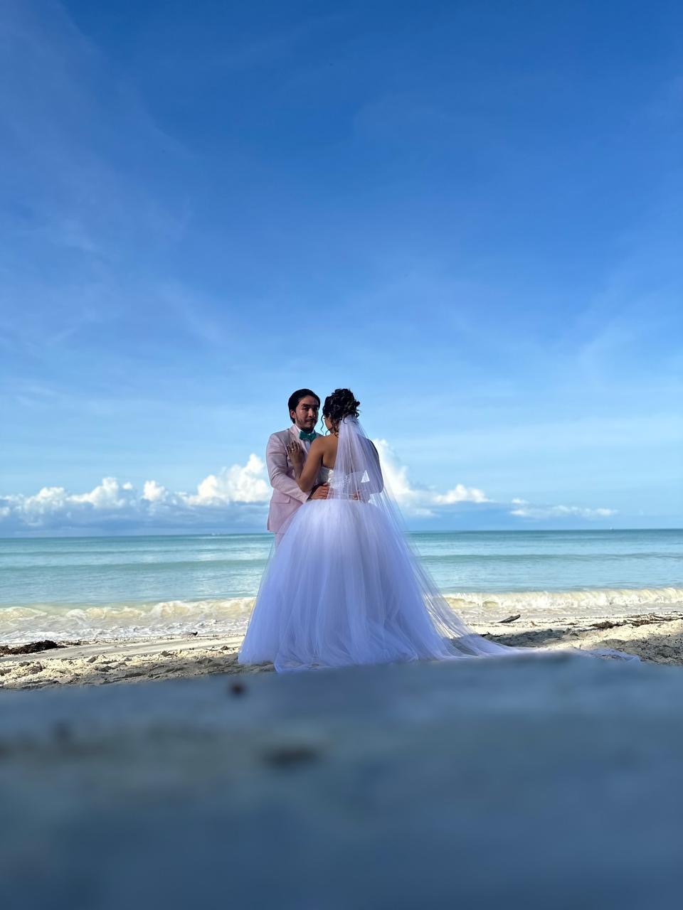 Retrato de pareja en la playa