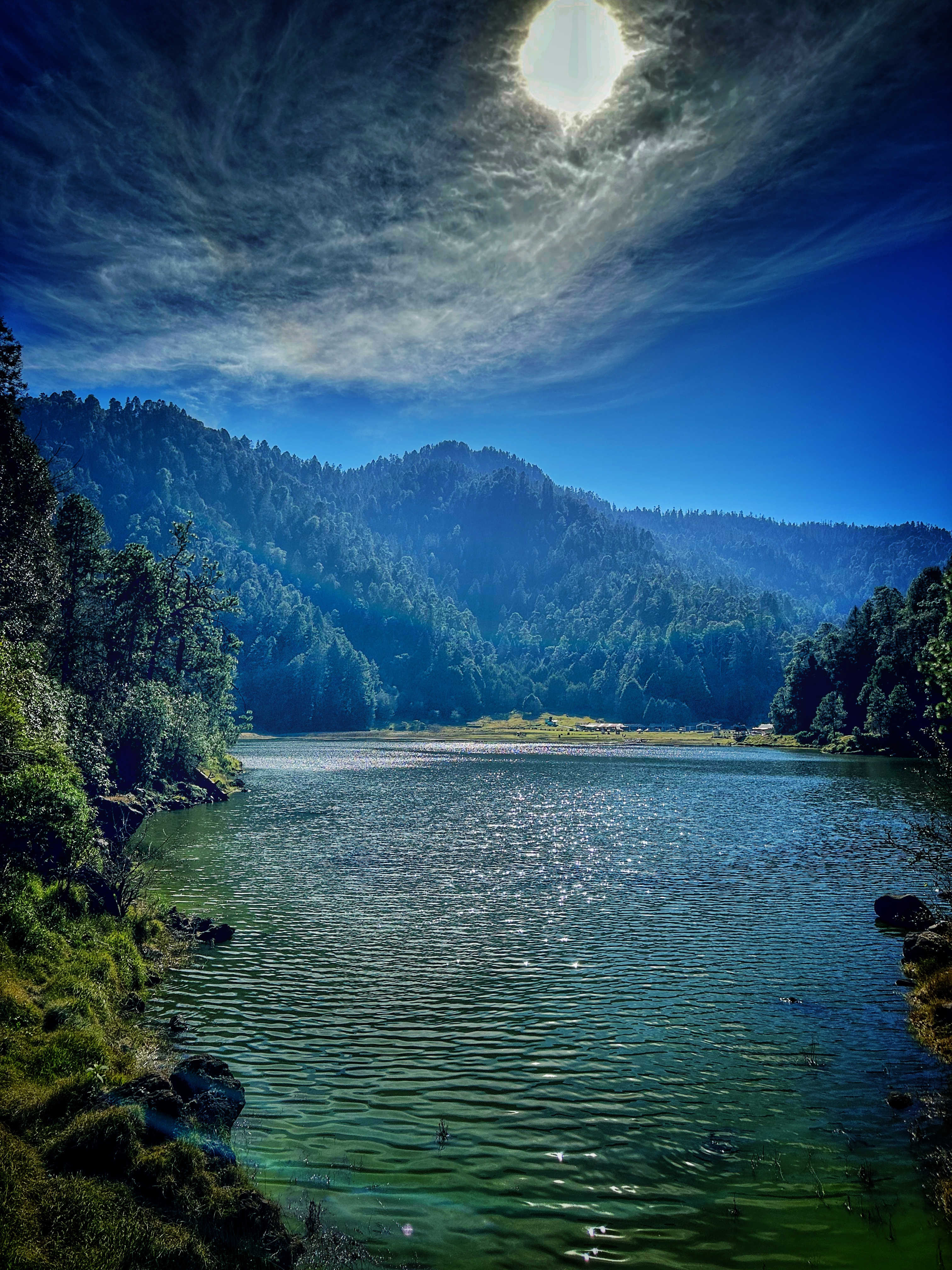 Lago y bosque de montaña en Huasca