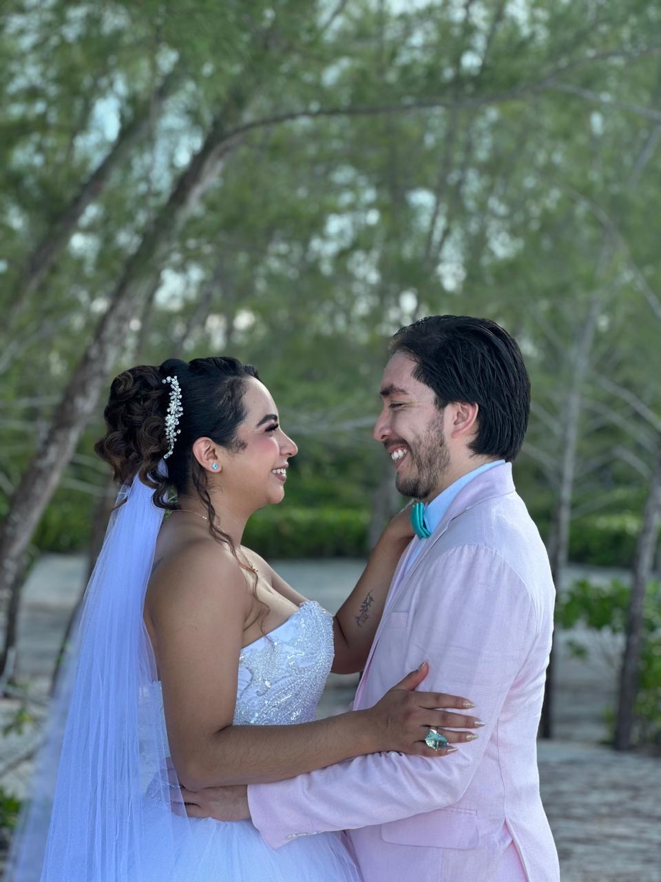 Retrato cercano de una pareja de recién casados