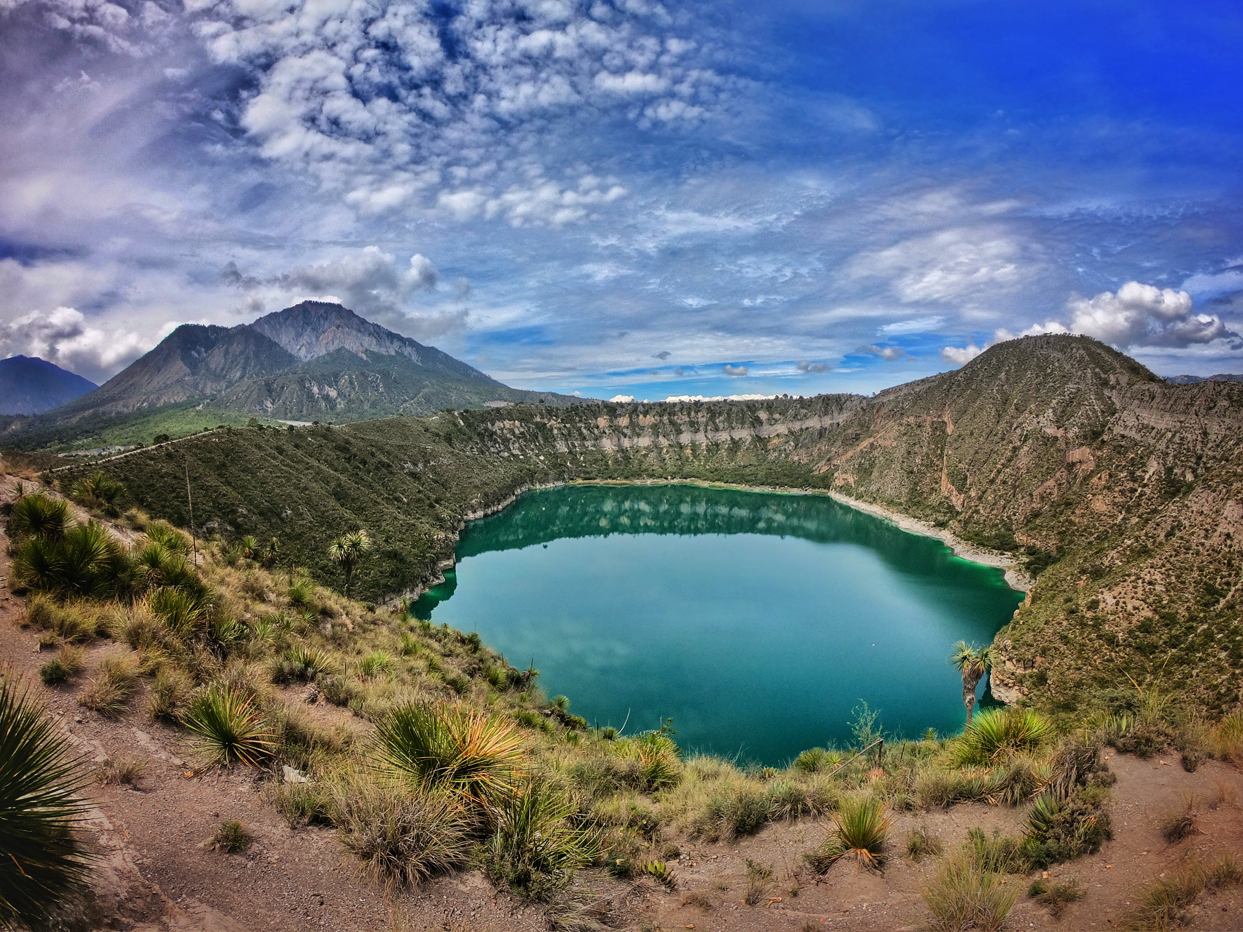Paisaje de montaña y lago en un cráter